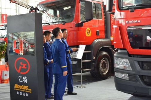 消防部隊(duì)參觀我公司消防車(chē)