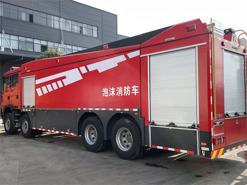 豪沃前四后八水罐消防車(chē)（18噸）圖片