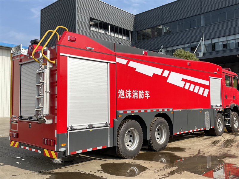 豪沃前四后八水罐消防車(chē)（18噸）圖片